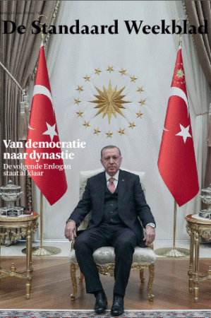 President van Turkije Erdogan om een stoel met 2 Turkse vlaggen naast hem