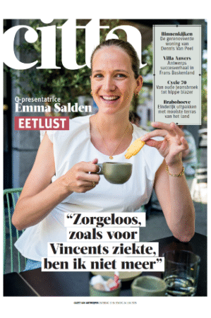 Cover van citta magazine met Emma Salen die een tas koffie en een Antwerps handje vast heeft