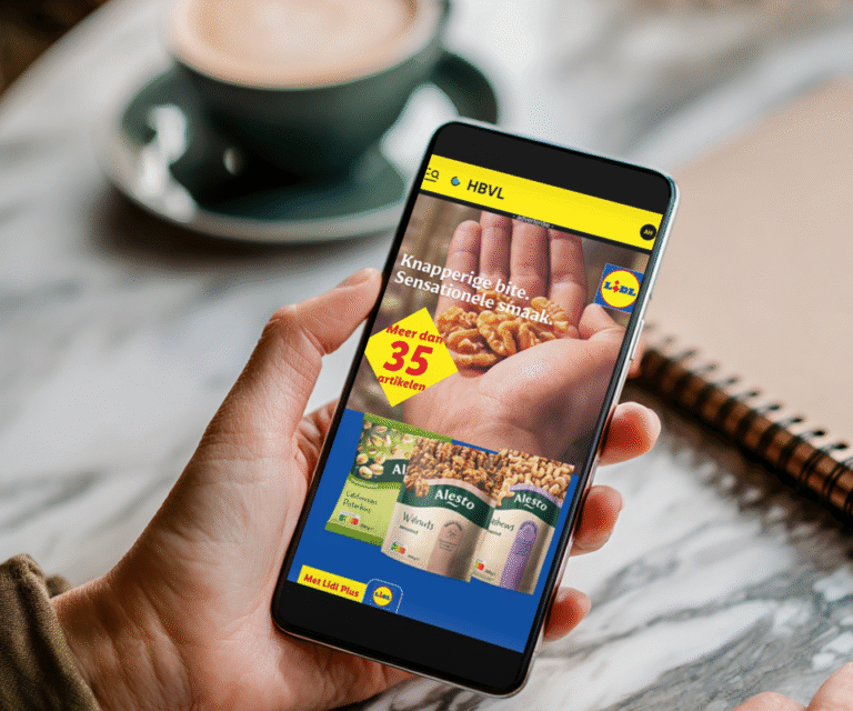 Hand met gsm waarop interscroller ad van Lidl te zien is.