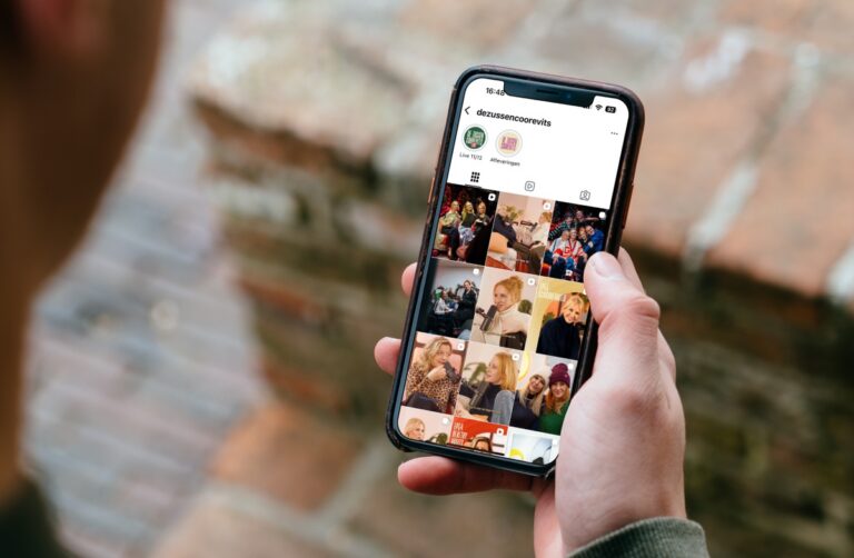 Image d'ambiance du fil d'actualité d'un smartphone