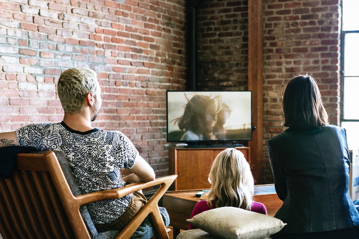 Groep van 3 kijkt televisie