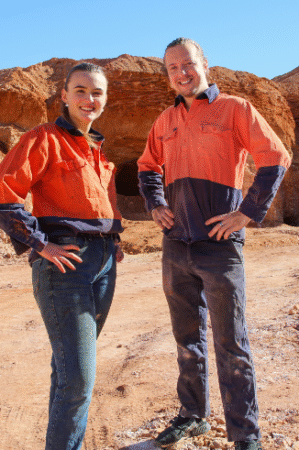 Man en vrouw in werkkleding in Amerika voor programma Outback Opal Hunters.