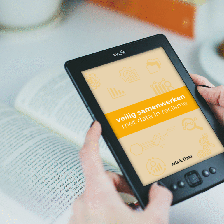 Tablet met visual whitepaper Hoe veilig samenwerken met data?