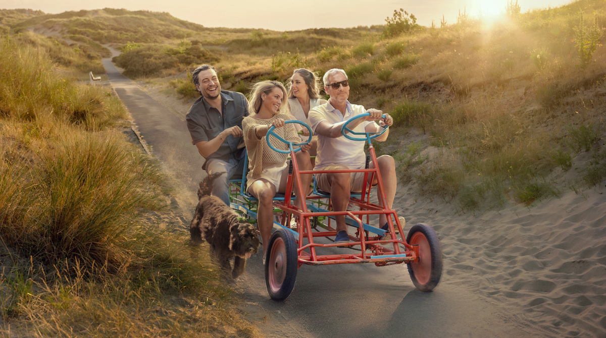 Familie Verhulst sfeerfoto op gocart door de duinen voor Play-programma.