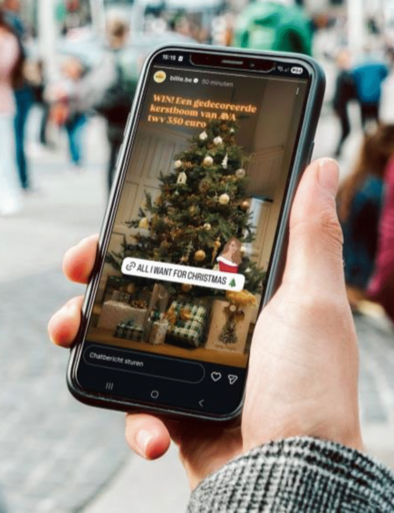 Persoon scrollt op smartphone door Billie Stories
