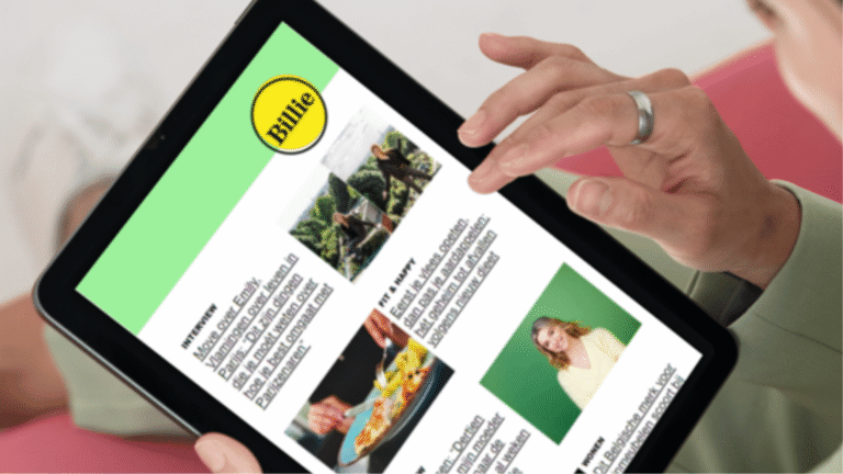 Vrouw scrollt op een tabblad door de digitiale nieuwsbrief van Billie