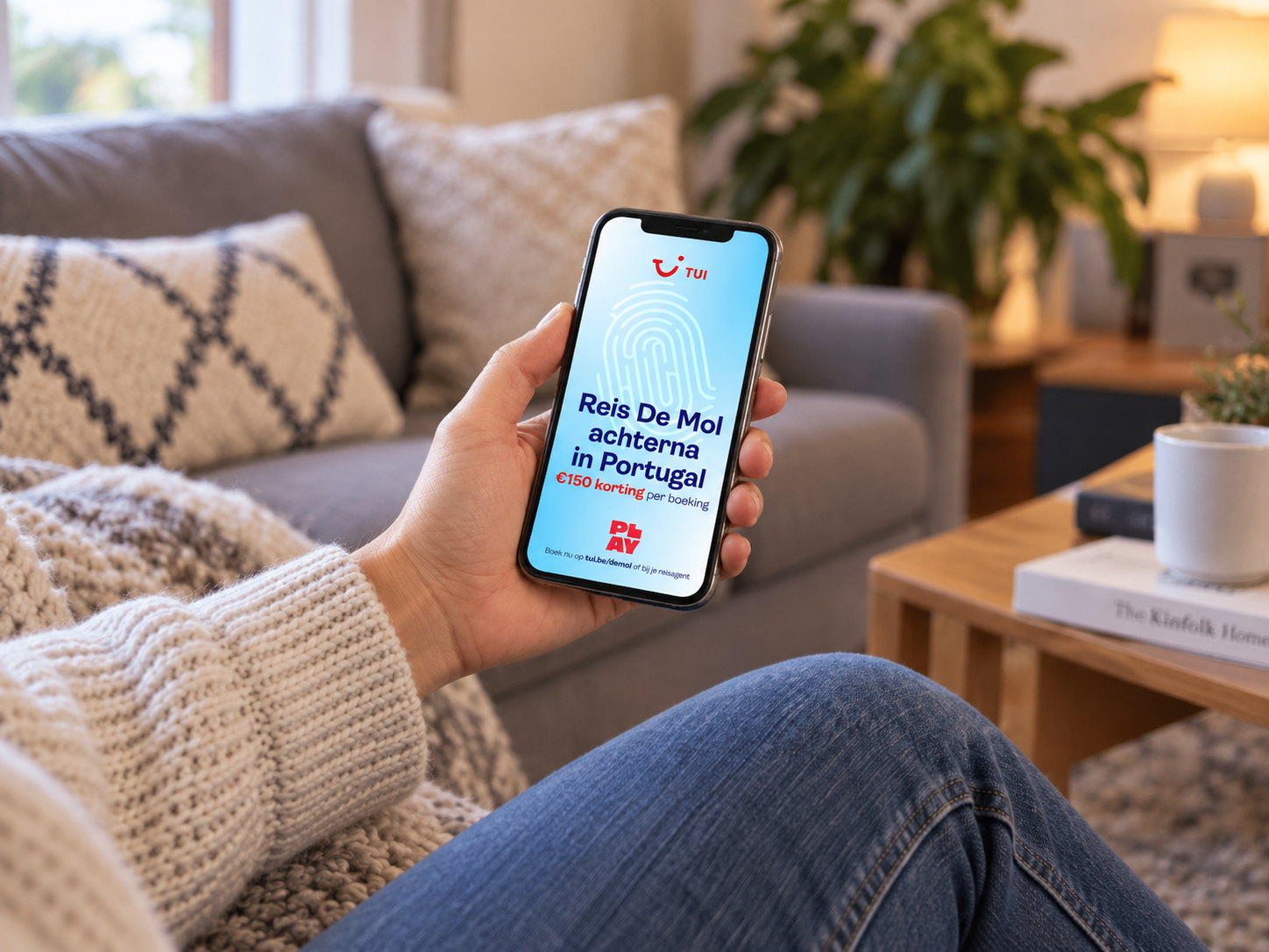 Smartphone met een advertentie van het TUI-partnership met De Mol