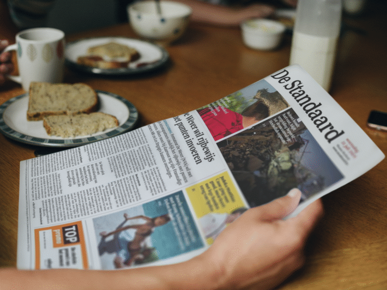 Sfeerbeeld met een van de Mediahuis-nieuwstitels, De Standaard aan de ontbijttafel.