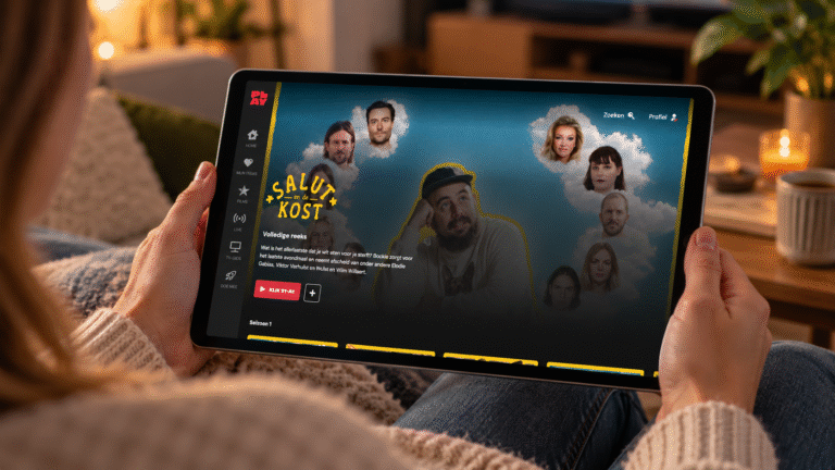Sfeerbeeld van iemand die een tablet houdt en de Play-app streamt om Salut en de Kost te kijken